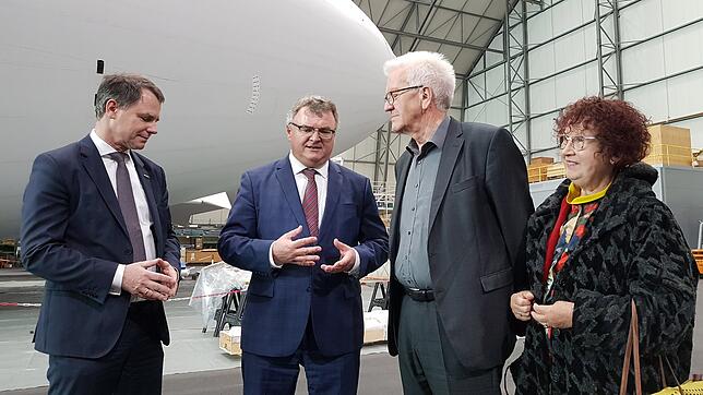 Eckhard Breuer, OB Andreas Brand, Winfried Kretschmann und Gerlinde Kretschmann in der Zeppelin-Werft.