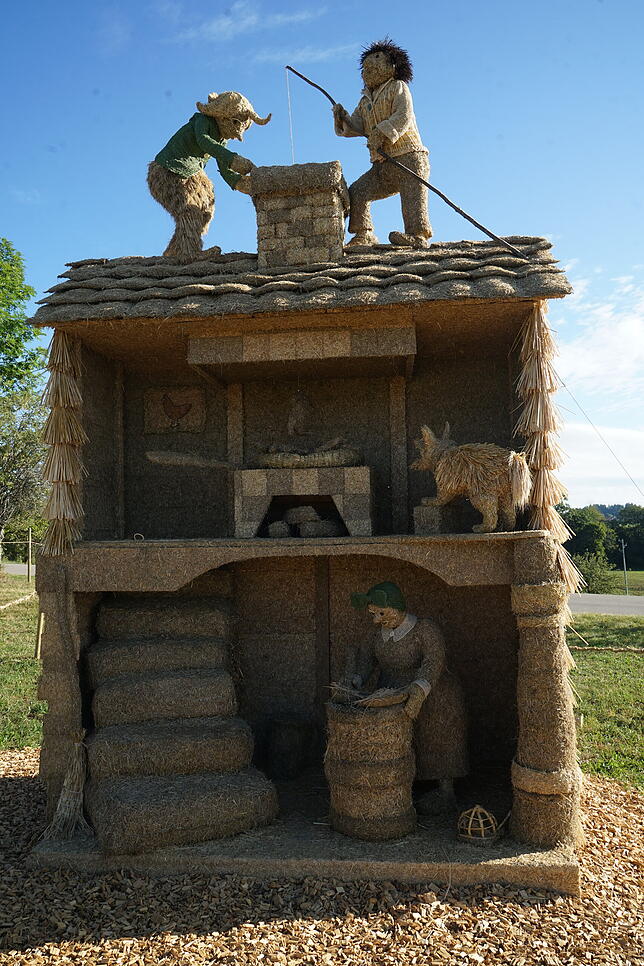 Die Lausbuben Max und Moritz trifft man auch auf dem Höchenschwander Strohskulpturen-Wettbewerb. Gebaut haben diese Figur die Landfrauen ...