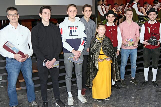 Bei der Sportlerehrung wurden geehrt (von links): Andreas Schraff, Nils Friedmann, Julian Kumpf (alle Schützenverein), Greta Heiß ...