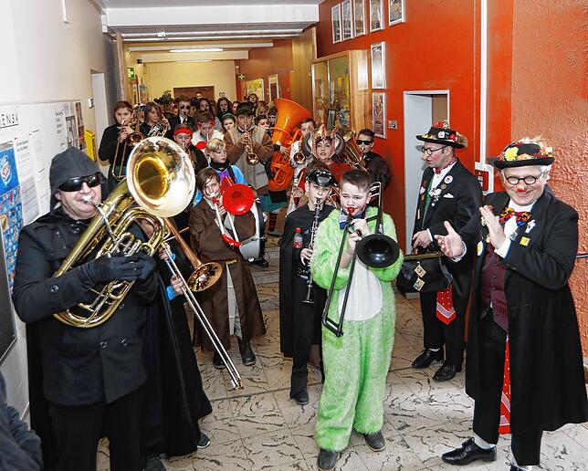Die Realschule ist in Narrenhand, und die Schüler werden von Ignaz und Severin, sowie der Narrenbolizei befreit. Für musikalische ...