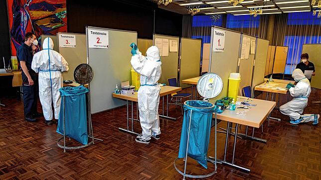 Was hilft gegen die Delta-Mutation des Corona-Virus? Bei Verdacht schnell testen, so wie hier im Corona-Schnelltestzentrum im Villinger ...