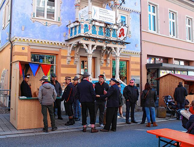 Überall standen Menschen beisammen. Hier am Verkaufsstand des Narrenblättles.
