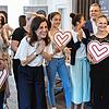 Die Schweizer Nationalrätin Flavia Wasserfallen (Mitte), Befürworterin des Transplantationsgesetzes, jubelt in Bern mit Mitstreitern ...