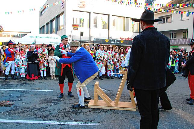 Bild 25: Fasnachts-Auswerfen und Narrenbaumstellen: Bilder des Hochrhein Narrentreffens in Tiengen (Teil 2)