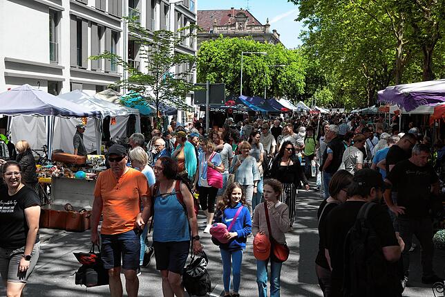 Bild 24: Konstanz: Schnäppchen gemacht? In Konstanz und Kreuzlingen wird gestöbert und gefeilscht