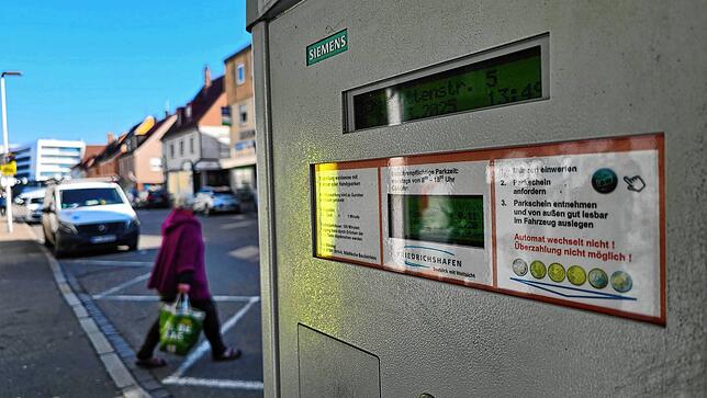 Verkehrte Welt: Die rote Parkzone, bislang mit 2,2 Cent pro Minute fürs Parken doppelt so teuer wie die gelbe Zone, bleibt von einer ...