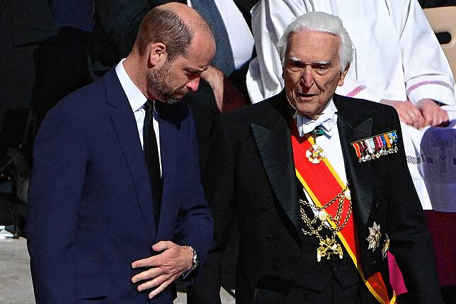 Der britische Thronfolger Prinz William reiht sich unter die Trauergäste.
