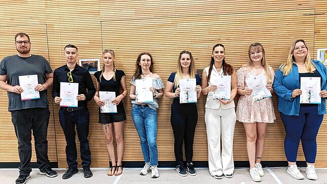 Die Kaufmännischen Schulen Waldshut haben 146 Absolventen der Berufsschule verabschiedet. Sieben von ihnen haben mit einem ...