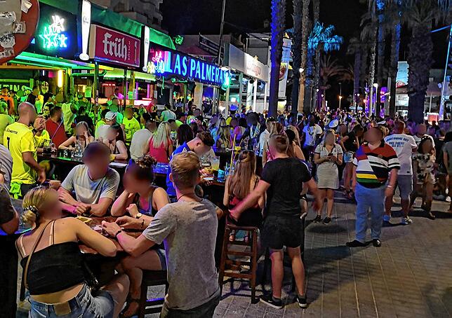 Palma de Mallorca: Dichtes Gedränge an der „Bierstraße“. Die Gäste wurden aus persönlichkeitsrechtlichen Gründen gepixelt.
