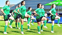 Flotte Einlage: Die Fußballerinnen des SV Waldhaus gaben sich beim Auftakt des Turniers um den Waldhaus-Cup als Cheerleaderinnen die Ehre.