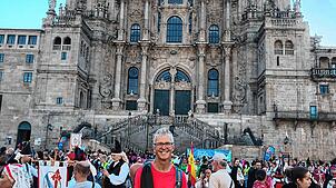 Der 67-jährige Gurtweiler Ulrich Mück am Ziel seines 837 Kilometer langen Pilgerwegs vor der berühmten Kathedrale von Santiago de ...