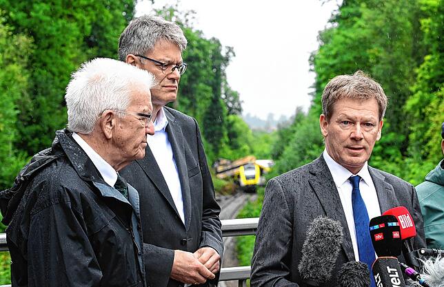 Winfried Kretschmann, Ministerpräsident von Baden-Württemberg, Bundesverkehrsminister Patrick Schnieder (CDU) und Bahnchef Richard Lutz ...