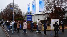 Die Warteschlange vor der Hohentwiel Gewerbeschule in Singen ist kurz nach 9 Uhr schon so sehr angewachsen, dass sie bis zur nächsten ...