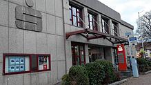 Jahre nachdem ein Betrugsvorfall in der Sparkasse Furtwangen (auf dem Bild) aufgedeckt wurde, beginnt jetzt der Prozess gegen zwei ...