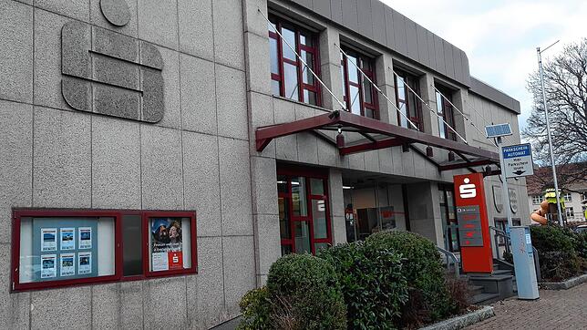 Jahre nachdem ein Betrugsvorfall in der Sparkasse Furtwangen (auf dem Bild) aufgedeckt wurde, beginnt jetzt der Prozess gegen zwei ...