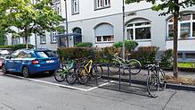 200 Fahrradbügel werden jetzt im Konstanzer Stadtteil Paradies aufgestellt, wie hier beispielsweise in der Schulstraße.
