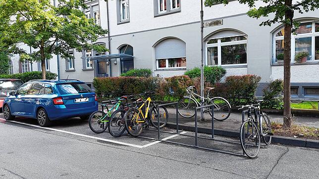 200 Fahrradbügel werden jetzt im Konstanzer Stadtteil Paradies aufgestellt, wie hier beispielsweise in der Schulstraße.