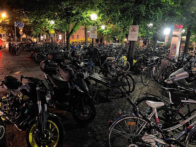 Kein Durchkommen zum Haus Fischmarkt 1. &bdquo;Dabei wäre hier der Rettungsweg für Einsatzfahrzeuge zu unserem Gebäude&ldquo;, sagt ...