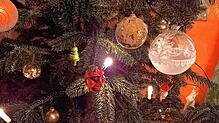 Humor schmückt jeden Baum: Ein kleines Teufelchen peppt die traditionell-besinnliche Dekoration auf.