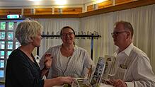 Alexandra (Mitte) und Michael Brogle vom Palliativnetzwerk beantworten Fragen der Besucher. Bild: Christiane Sahli