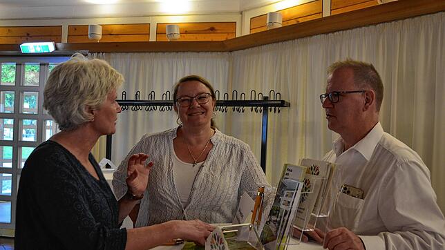 Alexandra (Mitte) und Michael Brogle vom Palliativnetzwerk beantworten Fragen der Besucher. Bild: Christiane Sahli