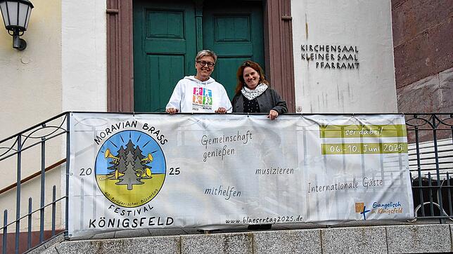 Zum Internationalen Bläsertreffen im Juni laden Chorleiterin Annette Fritz (links) und Pfarrerin Gabriele von Dressler die Bevölkerung ...