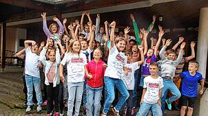 Mit Jubelrufen stürmen die Grundschüler in Mühlhausen-Ehingen aus dem Schulhaus. Gemeinsam mit allen anderen Schülern aus dem ganzen ...