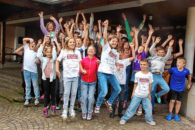 Mit Jubelrufen stürmen die Grundschüler in Mühlhausen-Ehingen aus dem Schulhaus. Gemeinsam mit allen anderen Schülern aus dem ganzen ...