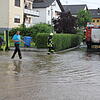Eine Szene aus Brigachtal vom frühen Freitagabend. In der Alemannenstraße steht das Wasser. Bild: Elmar Weisser