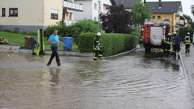 Eine Szene aus Brigachtal vom frühen Freitagabend. In der Alemannenstraße steht das Wasser. Bild: Elmar Weisser