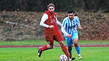 Der FC Anadolu Radolfzell (Ahmet Hakan, links) besiegte den SV Deggenhausertal (Andreas Seubert) mit einem souveränen 2:1.