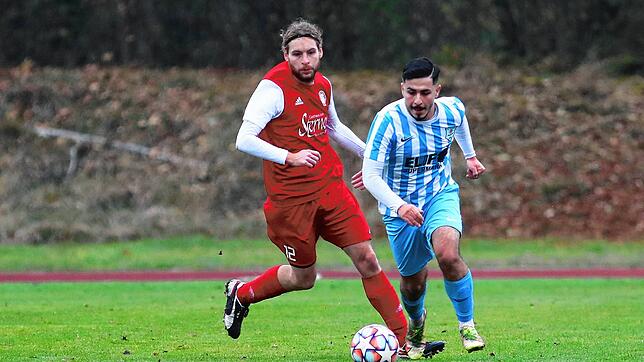 Der FC Anadolu Radolfzell (Ahmet Hakan, links) besiegte den SV Deggenhausertal (Andreas Seubert) mit einem souveränen 2:1.