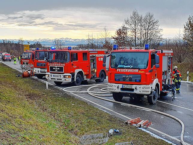 Bild 17: Bilder von Einsatz und Bergung auf der B 31: E-Autos brennen