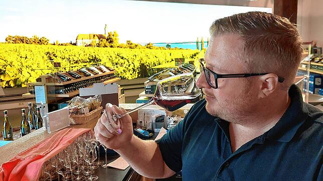 Pascal Richard, seit April dieses Jahres Kellermeister des Weinguts Markgraf von Baden, richtet auf Schloss Salem gerne Weinproben aus.