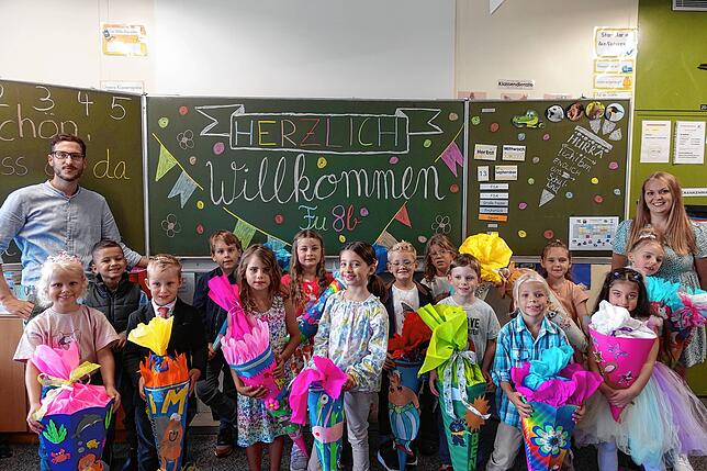 Klasse Fu8b: Die Erstklässler mit ihren Klassenlehrern Manuel Schuster und Stefanie Bruckmann.