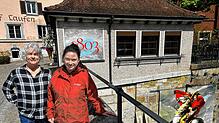 Die Konservatorin und Vizepräsidentin des Laufenburger Museumsvereins Schiff, Ariane Dannacher (links), und Präsidentin Anita Stocker ...