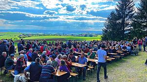 Und drüber nur der Himmel, der es hoffentlich gut meint mit den Besuchern: Szene vom Öfinger Himmelbergest. Foto: Nicole Schneckenburger