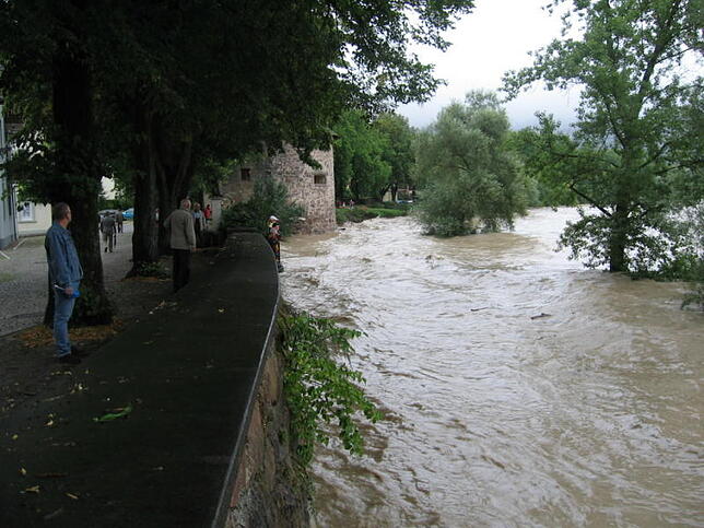 Gut sieben Meter über dem Normalwert lag der Pegel des Rheins beim großen Hochwasser von 1999. Bild: Stadt Bad Säckingen