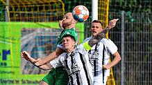 Düpiert: Nico Karlin (hinten gegen Timo Glattacker) kassierte mit dem auswärts unbesiegten SV Herten beim 0:2 gegen den FC Wittlingen ...