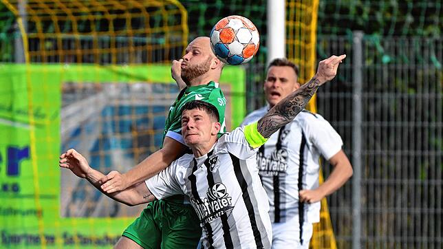 Düpiert: Nico Karlin (hinten gegen Timo Glattacker) kassierte mit dem auswärts unbesiegten SV Herten beim 0:2 gegen den FC Wittlingen ...