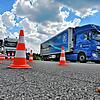 Ein Truck mit einem elektrifizierten Auflieger auf der ZF-Teststrecke im niedersächsischen Jeversen. Der Konzern vom Bodensee hat dort ...