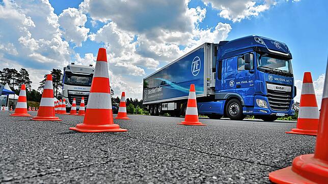Ein Truck mit einem elektrifizierten Auflieger auf der ZF-Teststrecke im niedersächsischen Jeversen. Der Konzern vom Bodensee hat dort ...