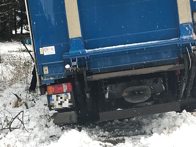 Kein Weiterkommen mehr im Wald. Dieser Lastwagen hat am Montagabend versucht, seine Tour durch den Forst abzubrechen. Das Wendemanöver ...