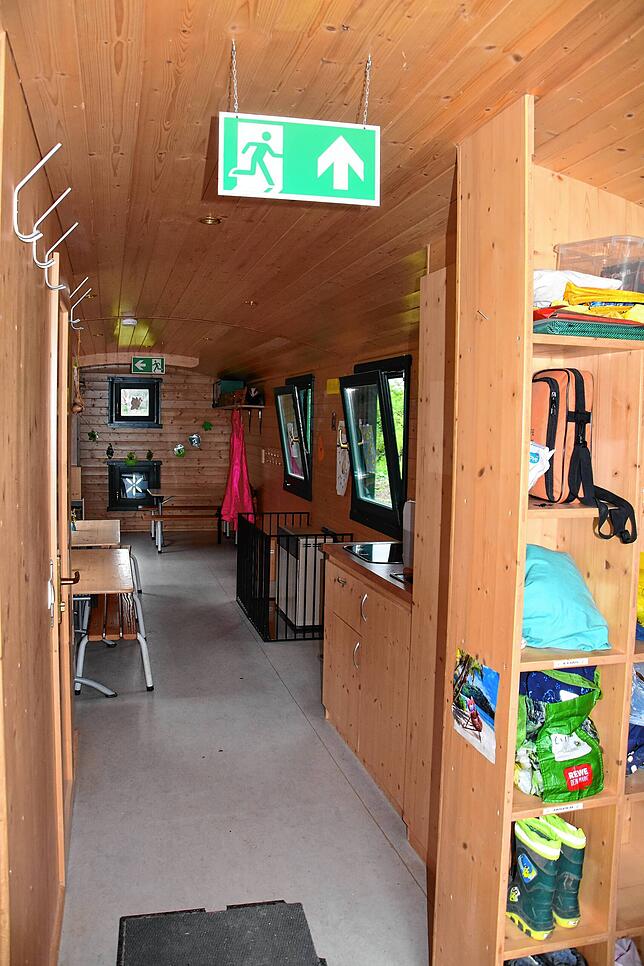 So sieht es im Wagen aus. Dort halten sich die Kinder aber nur kurz am Tage auf. Meist sind sie in der freien Natur.