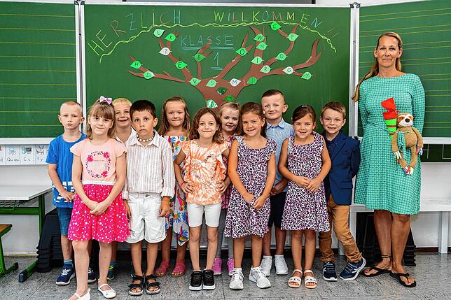 Die Klasse 1 GR (Außenstelle Randegg) der Hebelschule Gottmadingen mit ihrer Klassenlehrerin Svenja Johannsen bei ihrer Einschulungsfeier.