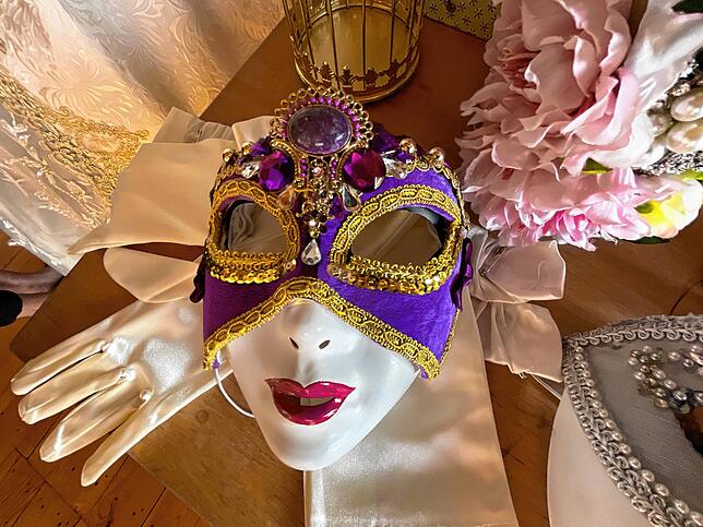 Auch die Masken und andere Accessoires gestaltet die Venedig-Begeisterte aus Rohlingen selbst.