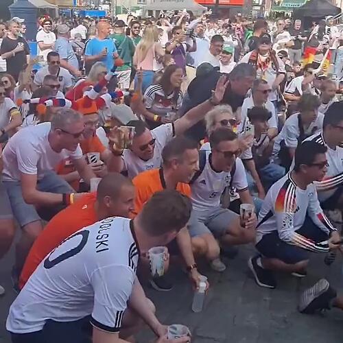 Die Yetis Stockach heizen beim Fantreff in Dortmund ein