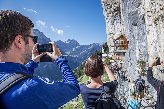 Touristen beim Berggasthaus Äscher