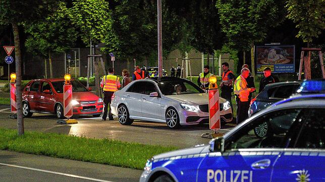 Diese Aufnahme entstand bei gemeinsamen Kontrollen in der Singener Südstadt (Archivbild) &ndash; immer wieder kontrollierten deutsche ...