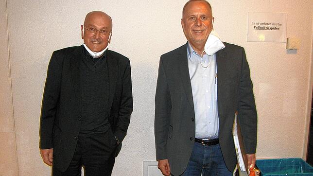 Karl Haag vom Planungsbüro Wick und Partner in Stuttgart (links) und der Grünplaner Stefan Fromm stellen im Reichenauer Gemeinderat ...